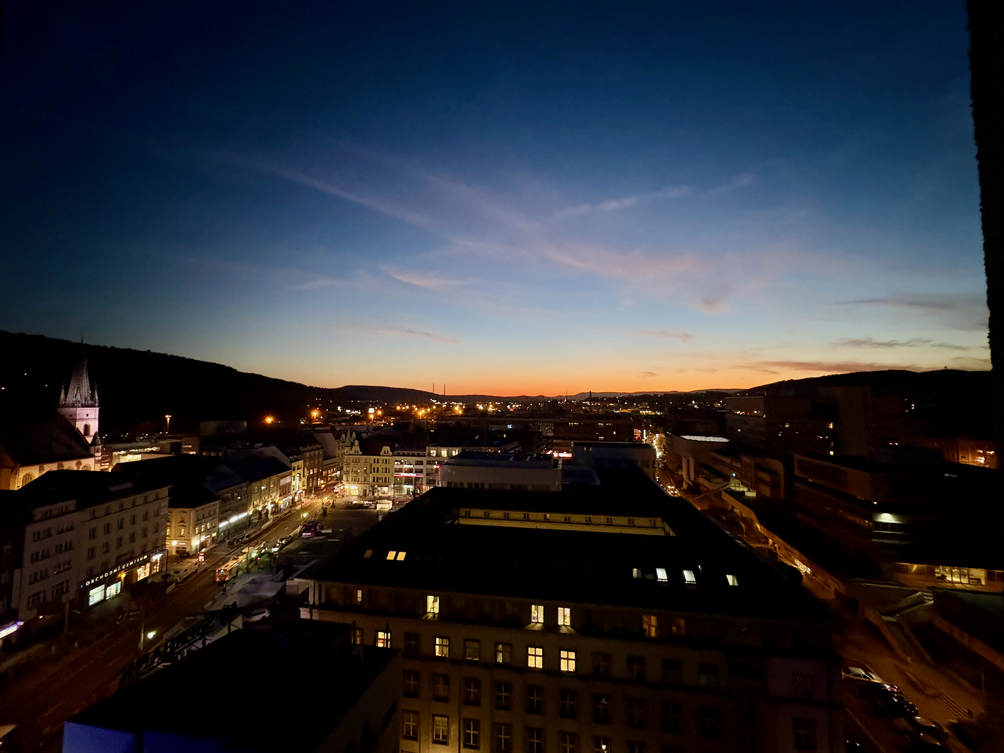 Der Marktplatz von Gusti bei Sonnenuntergang