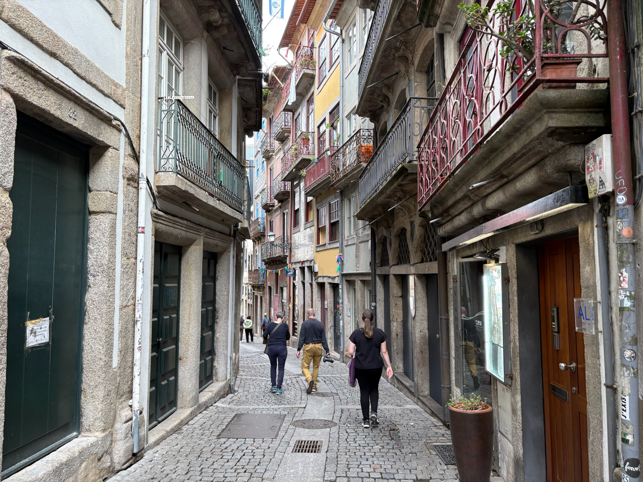 IMG_1045 Die engen und bunten Gassen der historischen Altstadt von Porto.